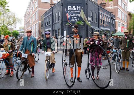 Farringdon, London, Großbritannien. April 2024. Die Fahrer nehmen am Tweed Run 2024 Teil. Quelle: Matthew Chattle/Alamy Live News Stockfoto