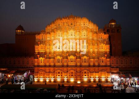 Hawa Mahal oder Palast der Winde in Jaipur, ein fünfstöckiger Haremsflügel des Palastkomplexes des Maharaja von Jaipur, der aus rosa Sandstein im Fo gebaut wurde Stockfoto