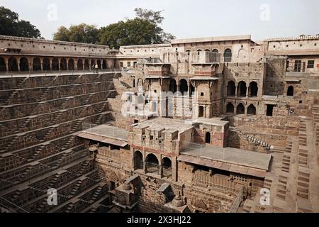 Panna Meena Ka Khun oder die Stiefbrunnen von Chand Baori in Jaipur, Indien. Es wurde als Denkmal für die Göttin der Freude und des Glücks, Hashat Mata, erbaut. Stockfoto