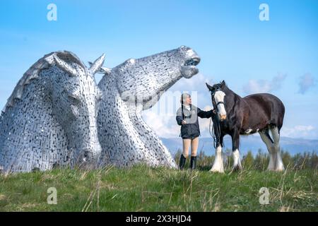 Amanda Merchant mit Clydesdale Pferd Maggie May während eines besonderen Veranstaltungstages zum 10. Jahrestag der Kelpies-Skulptur in Falkirk. Bilddatum: Samstag, 27. April 2024. Stockfoto