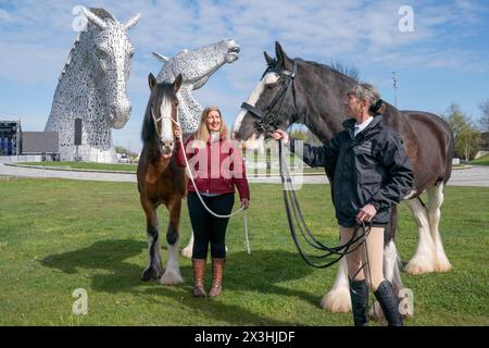 Kelly Stirling (links) und Amanda Merchant (rechts) mit den Clydesdale Pferden Iona und Maggie May während eines besonderen Veranstaltungstages zum 10. Jahrestag der Kelpies-Skulptur in Falkirk. Bilddatum: Samstag, 27. April 2024. Stockfoto