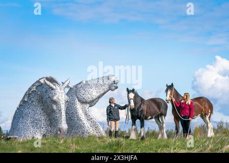 Amanda Merchant (links) und Kelly Stirling (rechts) mit den Clydesdale-Pferden Maggie May und Iona während eines besonderen Ereignistages zum 10. Jahrestag der Kelpies-Skulptur in Falkirk. Bilddatum: Samstag, 27. April 2024. Stockfoto