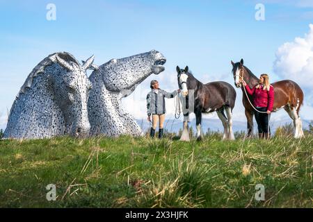 Amanda Merchant (links) und Kelly Stirling (rechts) mit den Clydesdale-Pferden Maggie May und Iona während eines besonderen Ereignistages zum 10. Jahrestag der Kelpies-Skulptur in Falkirk. Bilddatum: Samstag, 27. April 2024. Stockfoto