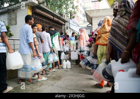 Hitzewelle verursacht Wassernot in Bangladesch die Menschen sammeln während der Hitzewelle in Dhaka, Bangladesch, am 27. April 2024 Trinkwasser aus dem Wasserhahn des Basabo-Tempels. Nach Angaben des Meteorologischen Departements Bangladesch wurde die Dauer der Hitzewelle um drei weitere Tage verlängert, und das Meteorologische Amt gab am 22. April einen neuen Krieg für die nächsten 72 Stunden aus. Dhaka Dhaka Bezirk Bangladesch Copyright: XHabiburxRahmanx Stockfoto