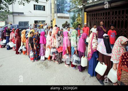 Hitzewelle verursacht Wassernot in Bangladesch die Menschen sammeln während der Hitzewelle in Dhaka, Bangladesch, am 27. April 2024 Trinkwasser aus dem Wasserhahn des Basabo-Tempels. Nach Angaben des Meteorologischen Departements Bangladesch wurde die Dauer der Hitzewelle um drei weitere Tage verlängert, und das Meteorologische Amt gab am 22. April einen neuen Krieg für die nächsten 72 Stunden aus. Dhaka Dhaka Bezirk Bangladesch Copyright: XHabiburxRahmanx Stockfoto