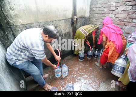 Hitzewelle verursacht Wassernot in Bangladesch die Menschen sammeln während der Hitzewelle in Dhaka, Bangladesch, am 27. April 2024 Trinkwasser aus dem Wasserhahn des Basabo-Tempels. Nach Angaben des Meteorologischen Departements Bangladesch wurde die Dauer der Hitzewelle um drei weitere Tage verlängert, und das Meteorologische Amt gab am 22. April einen neuen Krieg für die nächsten 72 Stunden aus. Dhaka Dhaka Bezirk Bangladesch Copyright: XHabiburxRahmanx Stockfoto