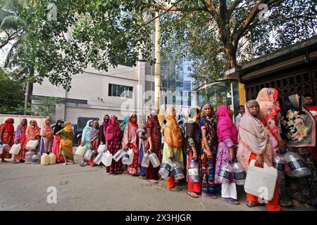 Hitzewelle verursacht Wassernot in Bangladesch die Menschen sammeln während der Hitzewelle in Dhaka, Bangladesch, am 27. April 2024 Trinkwasser aus dem Wasserhahn des Basabo-Tempels. Nach Angaben des Meteorologischen Departements Bangladesch wurde die Dauer der Hitzewelle um drei weitere Tage verlängert, und das Meteorologische Amt gab am 22. April einen neuen Krieg für die nächsten 72 Stunden aus. Dhaka Dhaka Bezirk Bangladesch Copyright: XHabiburxRahmanx Stockfoto