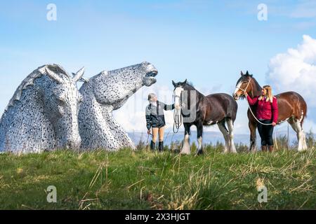 Amanda Merchant (links) und Kelly Stirling (rechts) mit den Clydesdale-Pferden Maggie May und Iona während eines besonderen Ereignistages zum 10. Jahrestag der Kelpies-Skulptur in Falkirk. Bilddatum: Samstag, 27. April 2024. Stockfoto