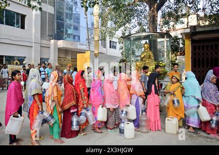 Hitzewelle verursacht Wassernot in Bangladesch die Menschen sammeln während der Hitzewelle in Dhaka, Bangladesch, am 27. April 2024 Trinkwasser aus dem Wasserhahn des Basabo-Tempels. Nach Angaben des Meteorologischen Departements Bangladesch wurde die Dauer der Hitzewelle um drei weitere Tage verlängert, und das Meteorologische Amt gab am 22. April einen neuen Krieg für die nächsten 72 Stunden aus. Dhaka Dhaka Bezirk Bangladesch Copyright: XHabiburxRahmanx Stockfoto