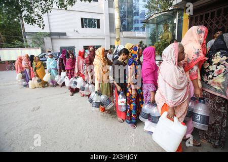 Hitzewelle verursacht Wassernot in Bangladesch die Menschen sammeln während der Hitzewelle in Dhaka, Bangladesch, am 27. April 2024 Trinkwasser aus dem Wasserhahn des Basabo-Tempels. Nach Angaben des Meteorologischen Departements Bangladesch wurde die Dauer der Hitzewelle um drei weitere Tage verlängert, und das Meteorologische Amt gab am 22. April einen neuen Krieg für die nächsten 72 Stunden aus. Dhaka Dhaka Bezirk Bangladesch Copyright: XHabiburxRahmanx Stockfoto