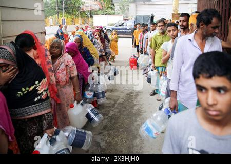 Hitzewelle verursacht Wassernot in Bangladesch die Menschen sammeln während der Hitzewelle in Dhaka, Bangladesch, am 27. April 2024 Trinkwasser aus dem Wasserhahn des Basabo-Tempels. Nach Angaben des Meteorologischen Departements Bangladesch wurde die Dauer der Hitzewelle um drei weitere Tage verlängert, und das Meteorologische Amt gab am 22. April einen neuen Krieg für die nächsten 72 Stunden aus. Dhaka Dhaka Bezirk Bangladesch Copyright: XHabiburxRahmanx Stockfoto