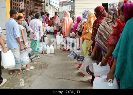 Hitzewelle verursacht Wassernot in Bangladesch die Menschen sammeln während der Hitzewelle in Dhaka, Bangladesch, am 27. April 2024 Trinkwasser aus dem Wasserhahn des Basabo-Tempels. Nach Angaben des Meteorologischen Departements Bangladesch wurde die Dauer der Hitzewelle um drei weitere Tage verlängert, und das Meteorologische Amt gab am 22. April einen neuen Krieg für die nächsten 72 Stunden aus. Dhaka Dhaka Bezirk Bangladesch Copyright: XHabiburxRahmanx Stockfoto