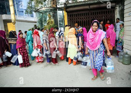 Hitzewelle verursacht Wassernot in Bangladesch die Menschen sammeln während der Hitzewelle in Dhaka, Bangladesch, am 27. April 2024 Trinkwasser aus dem Wasserhahn des Basabo-Tempels. Nach Angaben des Meteorologischen Departements Bangladesch wurde die Dauer der Hitzewelle um drei weitere Tage verlängert, und das Meteorologische Amt gab am 22. April einen neuen Krieg für die nächsten 72 Stunden aus. Dhaka Dhaka Bezirk Bangladesch Copyright: XHabiburxRahmanx Stockfoto