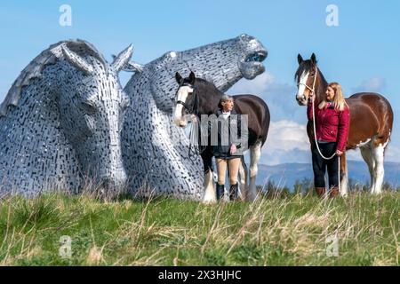 Amanda Merchant (links) und Kelly Stirling (rechts) mit den Clydesdale-Pferden Maggie May und Iona während eines besonderen Ereignistages zum 10. Jahrestag der Kelpies-Skulptur in Falkirk. Bilddatum: Samstag, 27. April 2024. Stockfoto