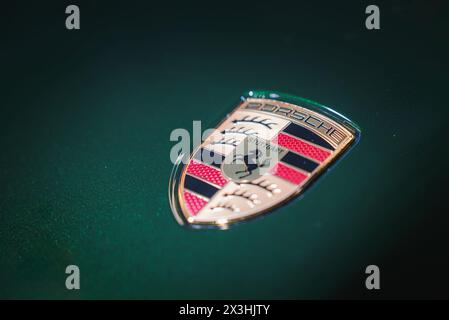 Detailliertes Porsche Emblem auf dunkelgrünem Hintergrund, Stuttgart, Deutschland Stockfoto