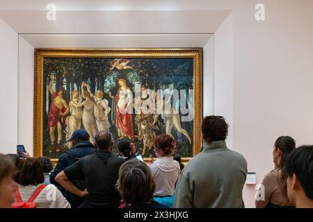 Florenz, Italien - 4. April 2024: Besucher der Uffizien in Florenz betrachten das berühmte Gemälde der Frühling von Sandro Botticelli (1 Stockfoto