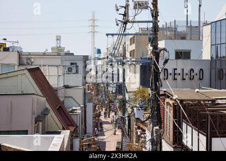 Koenji Central Road von koenji Station gesehen; Koenji, Suginami, Tokio, Japan Stockfoto