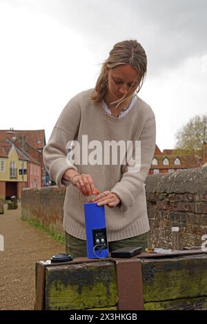 Chloe Peck, Koordinator der River Action Communities, testet eine Wasserprobe aus dem Fluss Wensum mitten in Norwich am Quay auf E. coli-Verschmutzung Stockfoto