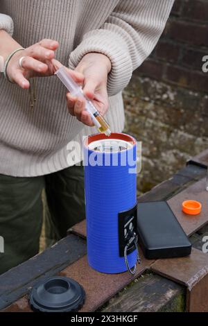 Chloe Peck, Koordinator der River Action Communities, testet eine Wasserprobe aus dem Fluss Wensum mitten in Norwich am Quay auf E. coli-Verschmutzung Stockfoto