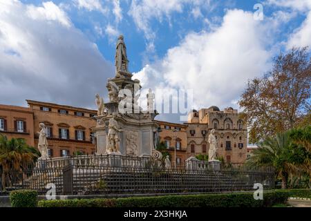 Palermo, Italien - 13. Januar 2024: Blick auf das Marmor-Theater-Denkmal für Philipp V. vor dem Normannischen Palast in der Innenstadt von Palermo Stockfoto