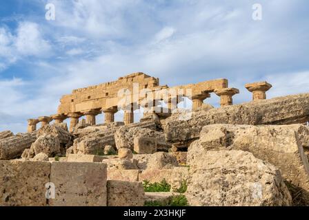 Castelvetrano, Italien - 3. Januar 2024: Blick auf den Tempel C in Selinunte auf Sizilien Stockfoto