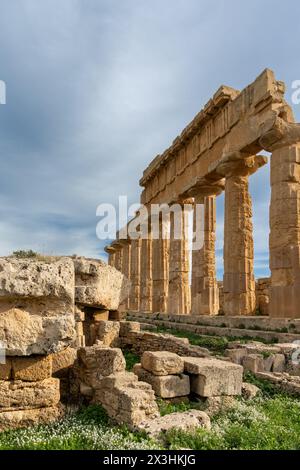 Castelvetrano, Italien - 3. Januar 2024: Blick auf den Tempel C in Selinunte auf Sizilien Stockfoto