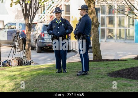 Die Massachusetts State Police steht an den Seiten und beobachtet den Protest auf dem nordöstlichen Campus. Die Spannungen an der Northeastern University in Boston begannen am Freitag zu steigen, einen Tag nachdem die Demonstranten im Lager ihre Kampagne gestartet hatten. Berichten zufolge würde die Polizei das Lager plündern und Demonstranten verhaften, die sich weigerten, sich zu zerstreuen. Solche Berichte sind nie passiert. Ein Lager am Emerson College, nicht weit von der Northeastern University entfernt, wurde am frühen Donnerstagmorgen von der Boston Police Department entfernt. Außer Angst vor Polizeieingriffen, Pro-Palästina Stockfoto