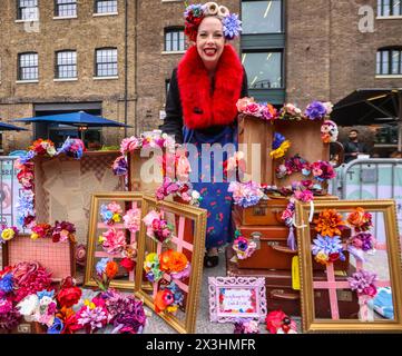 King's Cross, London 26. April 2024 der Verkauf von Classic Car Boots ein vollgepacktes Wochenende und ein Paradies für Oldtimer- und Gebrauchtliebhaber: Das beliebte zweitägige Festival bietet hochwertige, nachhaltige Einkaufsmöglichkeiten, Unterhaltung und vieles mehr an drei verschiedenen Orten in King's Cross: Granary Square, Lewis Cubitt Square und Coal Drops Yard. April 26-27 Paul QuezadaNeiman/Alamy Live News Stockfoto