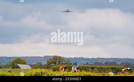Hawarden, Flintshire, Vereinigtes Königreich, Samstag, 27. April 2024; eine Bombardier Global 6000, Registrierung 9H-VJH, landet am Hawarden Airport, Flintshire, Vereinigtes Königreich, vom Los Angeles International Airport (LAX) mit einem der Co-Vorsitzenden von Wrexham AFC, Rob McElhenney, vor dem letzten Spiel der Liga 2 Football Saison 2023-24 gegen Stockport County auf dem Rennplatz Wrexham AFC. Credit JTW Aviation Images / JTW equine Images / Alamy Live News. Stockfoto