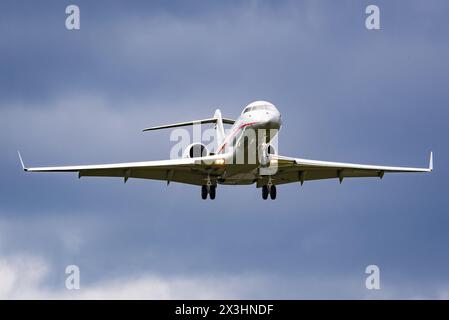 Hawarden, Flintshire, Vereinigtes Königreich, Samstag, 27. April 2024; eine Bombardier Global 6000, Registrierung 9H-VJH, landet am Hawarden Airport, Flintshire, Vereinigtes Königreich, vom Los Angeles International Airport (LAX) mit einem der Co-Vorsitzenden von Wrexham AFC, Rob McElhenney, vor dem letzten Spiel der Liga 2 Football Saison 2023-24 gegen Stockport County auf dem Rennplatz Wrexham AFC. Credit JTW Aviation Images / JTW equine Images / Alamy Live News. Stockfoto