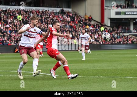 Barnsley, Großbritannien. April 2024. Adam Phillips aus Barnsley mit dem Ball während des Spiels Barnsley gegen Northampton Town in Oakwell, Barnsley, Großbritannien, 27. April 2024 (Foto: Mark Cosgrove/News Images) in Barnsley, Großbritannien am 27. April 2024. (Foto: Mark Cosgrove/News Images/SIPA USA) Credit: SIPA USA/Alamy Live News Stockfoto