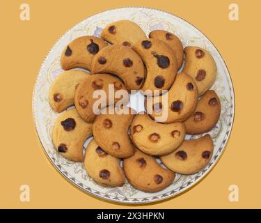 Ein Teller Chanda Biscuit. Drei braune Karamellpunkte drauf. Diese Kekse sind beliebte und traditionelle Backwaren in Chittagong. Mit Tee als Mo konsumieren Stockfoto