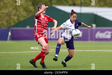 Brüssel, Belgien April 2024. Lakeesha Eijken und Lola Wajnblum von RSCA kämpfen um den Ball während eines Fußballspiels zwischen KAA Gent Ladies und RSCA Women am Samstag, den 27. April 2024 in Brüssel, am 6. Tag der Play-off-Gruppe A der Super League-Frauenmeisterschaft. BELGA PHOTO VIRGINIE LEFOUR Credit: Belga News Agency/Alamy Live News Stockfoto