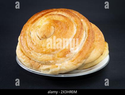 Dänisches Gebäck auf schwarzem Hintergrund, Stockfoto