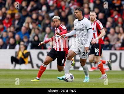 Ethan Erhahon in Lincoln City und Tino Anjorin in Portsmouth während des Spiels der Sky Bet League One im LNER Stadium in Lincoln. Bilddatum: Samstag, 27. April 2024. Stockfoto