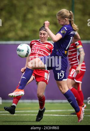 Brüssel, Belgien April 2024. Noemie Gelders und Ludmila Matavkova von RSCA kämpfen um den Ball während eines Fußballspiels zwischen KAA Gent Ladies und RSCA Women am Samstag, den 27. April 2024 in Brüssel, am 6. Tag der Play-off-Gruppe A der Super League-Frauenmeisterschaft. BELGA PHOTO VIRGINIE LEFOUR Credit: Belga News Agency/Alamy Live News Stockfoto