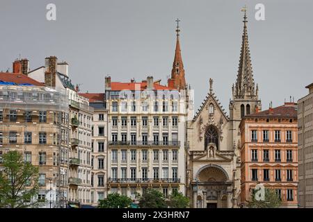 Kirchtürme von Saint-Nizier und Fassade von Gebäuden am Ufer des Flusses Saone in Lyon Stockfoto