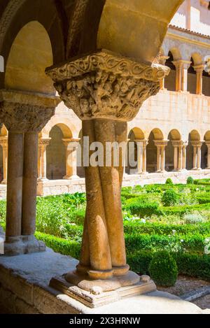 Verdrehte Spalte in der romanische Kreuzgang. Kloster Santo Domingo de Silos, Burgos Provinz Kastilien-Leon, Spanien. Stockfoto