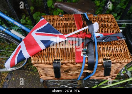 Farringdon, London, Großbritannien. April 2024. Die Fahrer nehmen am Tweed Run 2024 Teil. Quelle: Matthew Chattle/Alamy Live News Stockfoto