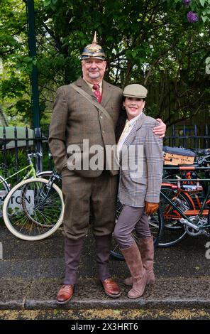 Farringdon, London, Großbritannien. April 2024. Die Fahrer nehmen am Tweed Run 2024 Teil. Quelle: Matthew Chattle/Alamy Live News Stockfoto
