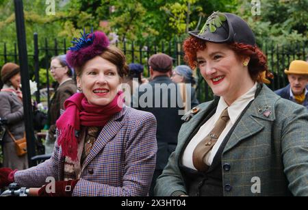 Farringdon, London, Großbritannien. April 2024. Die Fahrer nehmen am Tweed Run 2024 Teil. Quelle: Matthew Chattle/Alamy Live News Stockfoto