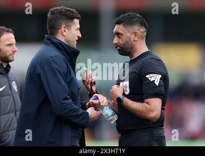 John Mousinho, Trainer von Portsmouth, wird vom Schiedsrichter Sunny Singh Gill während des Spiels der Sky Bet League One im LNER Stadium in Lincoln gewarnt. Bilddatum: Samstag, 27. April 2024. Stockfoto