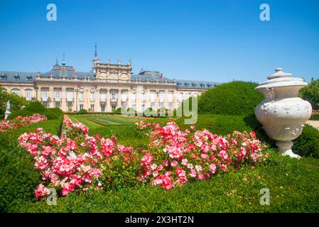 Fassade des Königlichen Palastes und die Gärten. La Granja de San Ildefonso, Segovia Provinz Castilla Leon, Spanien. Stockfoto