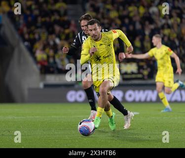 Wellington, Neuseeland. April 2024. Wellington-Stürmer Kosta Barbaros setzt Dribbles ein, um einen weiteren Angriff zu starten. Wellington Phoenix gegen Macarthur FC. Isuzu A-League Männer. Sky Stadium. Wellington. Neuseeland (Joe Serci/SPP) Credit: SPP Sport Press Photo. /Alamy Live News Stockfoto