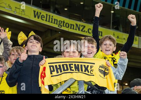 Wellington, Neuseeland. April 2024. A-League - Wellington Phoenix gegen Macarthur. Samstag, 27. April 2024. Die Fans von Wellington Phoenix posieren für ein Foto, nachdem ihre Teams im Wellington's Sky Stadium den Sieg über Macarthur feierten. Quelle: James Foy/Alamy Live News Stockfoto