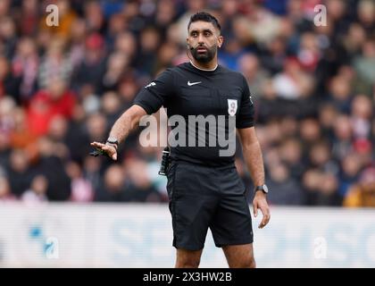 Schiedsrichter Sunny Singh Gill während des Spiels der Sky Bet League One im LNER Stadium, Lincoln. Bilddatum: Samstag, 27. April 2024. Stockfoto