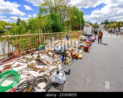 BRIC-a-brac auf der Straße für lokalen Brocante: Verkauf von Autoschuhen - Preuilly-sur-Claise, Indre-et-Loire (37), Frankreich. Stockfoto