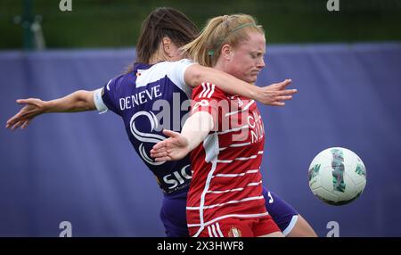 Brüssel, Belgien April 2024. Laura de Neve von RSCA und Laura Miller von Standard Femina kämpfen um den Ball während eines Fußballspiels zwischen KAA Gent Ladies und RSCA Women am Samstag, den 27. April 2024 in Brüssel, am 6. Tag der Play-off-Gruppe A der Super League-Frauenmeisterschaft. BELGA PHOTO VIRGINIE LEFOUR Credit: Belga News Agency/Alamy Live News Stockfoto