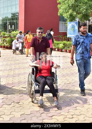 Ghaziabad, Indien. April 2024. GHAZIABAD, INDIEN - 26. APRIL: Eine besonders behinderte Frau kommt, um ihre Stimme während der zweiten Phase der allgemeinen Loksabha-Wahlen am 26. April 2024 in Ghaziabad abzugeben. (Foto: Sakib Ali/Hindustan Times/SIPA USA) Credit: SIPA USA/Alamy Live News Stockfoto