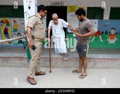 Noida, Indien. April 2024. NOIDA, INDIEN - 26. APRIL: Die Menschen kamen, um ihre Stimme während der zweiten Phase der Lok Sabha-Wahlen im Bundesstaat Uttar Pradesh am 26. April 2024 in den Dörfern Atta im Sektor 27 in Noida abzugeben. (Foto: Sunil Ghosh/Hindustan Times/SIPA USA) Credit: SIPA USA/Alamy Live News Stockfoto